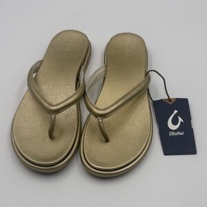 NWT- OluKai - TIARE- Women's bubbly Sandals in metallic Gold- Size 10